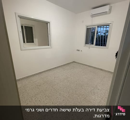 חדר עם קירות לבנים ותקרה צבועה